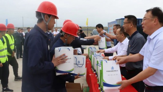 6月25日下午，甘肃建投党委副书记、董事、工会主席李建军一行调研壹号pg娱乐电子游戏-壹号电子娱乐app下载娱乐平台登录入口民乐100MW光伏项目，并对项目管理人员进行了慰问。在项目负责人的带领下，李建军一行深入项目建设一线，实地察看了项目场区建设情况