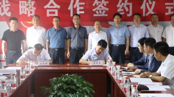 6月25日下午，壹号pg娱乐电子游戏-壹号电子娱乐app下载娱乐平台登录入口与农发行张掖市分行签署战略合作协议，壹号pg娱乐电子游戏-壹号电子娱乐app下载娱乐平台登录入口(民乐)新能源有限公司与农发行民乐县支行签订融资贷款协议，仪式在壹号pg娱乐电子游戏-壹号电子娱乐app下载娱乐平台登录入口民乐100MW光伏发电项目现场举行。甘肃建投党委